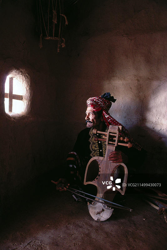 印度河谷的苏菲音乐，信德省苏兰多乐器演奏者穆罕默德·法基尔，巴基斯坦图片素材