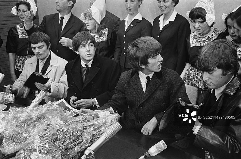 披头士乐队在荷兰举行新闻发布会（林戈·斯塔尔因病缺席，由吉米·尼科尔代替）图片素材