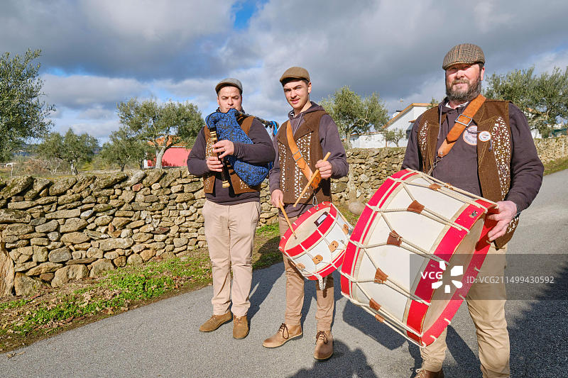 在葡萄牙莫加多鲁冬至庆典上演奏风笛和鼓的音乐家图片素材