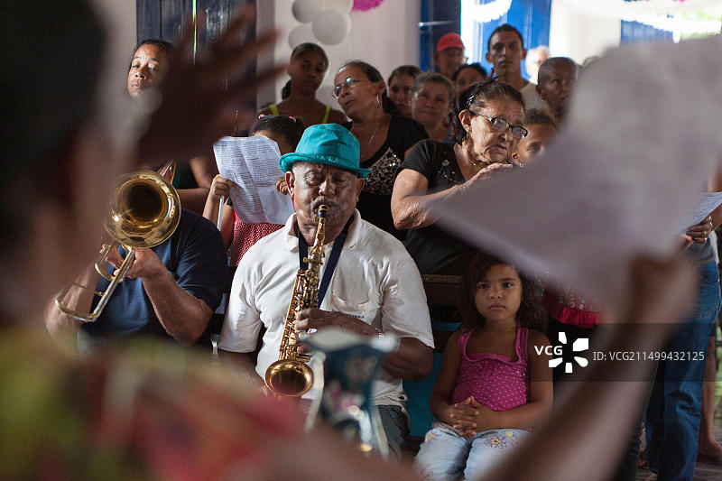 巴西乡村天主教弥撒上的音乐家和宗教庆典活动图片素材