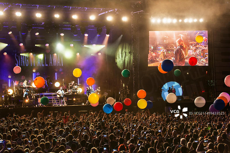 蒙特利尔爵士音乐节：夜晚的户外舞台和人群以及大型电视屏幕图片素材