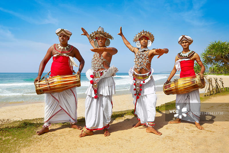 身着传统服装的斯里兰卡男子舞蹈团图片素材