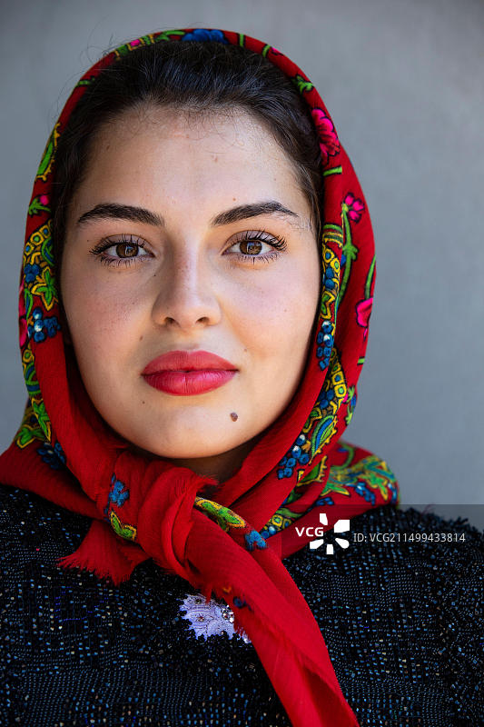 在罗马尼亚塞特泽村传统婚礼队伍中戴着头巾的女人图片素材