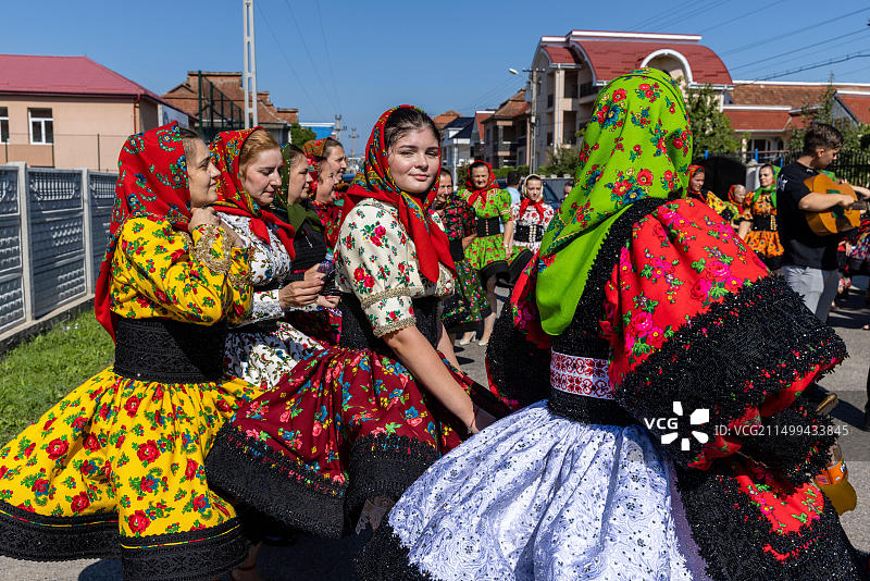 罗马尼亚萨图马雷Certeze村的传统婚礼游行图片素材