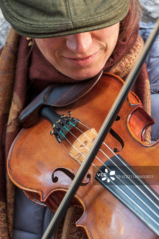 爱尔兰戈尔韦郡戈尔韦，演奏小提琴的女人图片素材