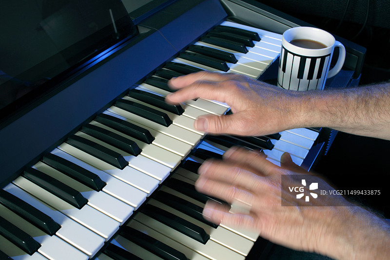 演奏双排电子琴图片素材