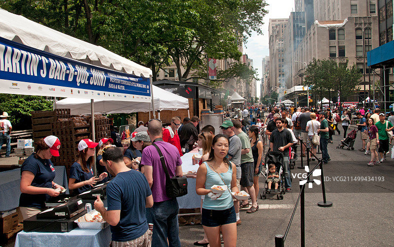 麦迪逊广场公园-纽约市曼哈顿第五大道周末街头市场烧烤肉类香肠排骨图片素材