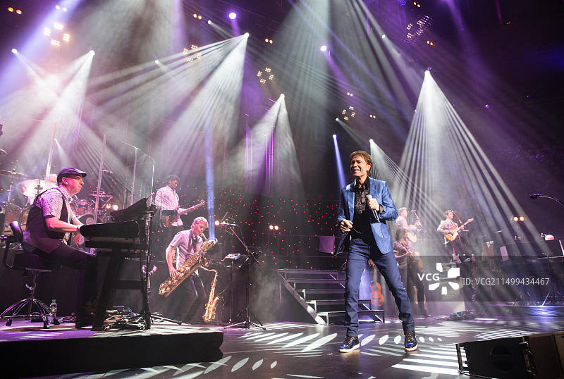 克里夫·理查德爵士在伦敦皇家阿尔伯特音乐厅的音乐会，这是他75岁生日巡演的一部分图片素材