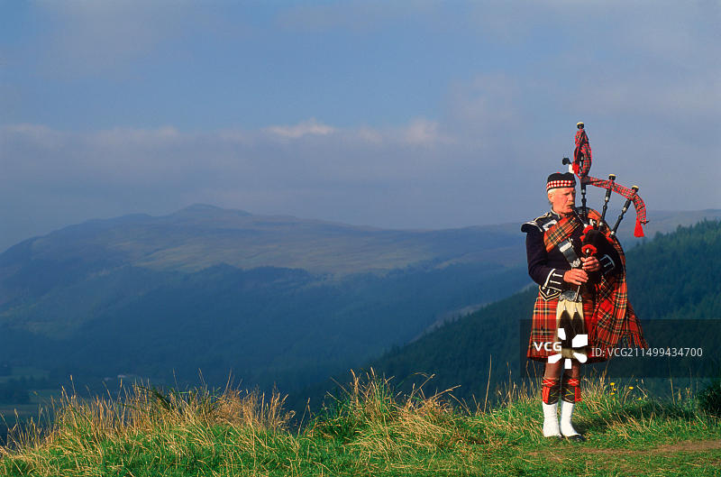在苏格兰高地布鲁姆湖畔的风笛手图片素材