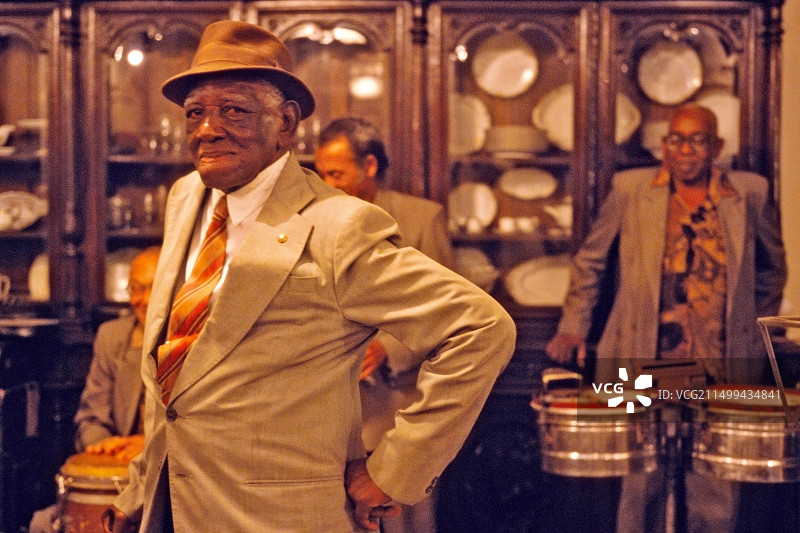 在古巴马坦萨斯一家酒店舞厅的舞蹈节上，一位丹松管弦乐队的年长音乐家肖像图片素材