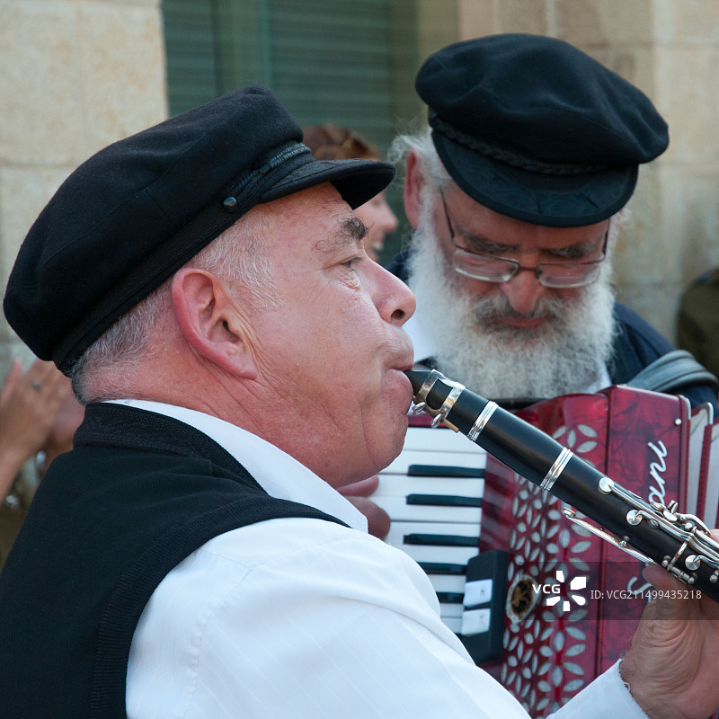 一群女兵在耶路撒冷访问期间，随着两位克莱兹梅尔音乐家的音乐声跳舞图片素材