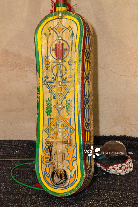 摩洛哥梅尔祖卡：Gnaoua弦乐器Gimbrie图片素材