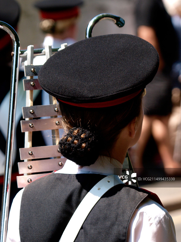 手持钟琴木琴的年轻女孩，英国，2013年图片素材
