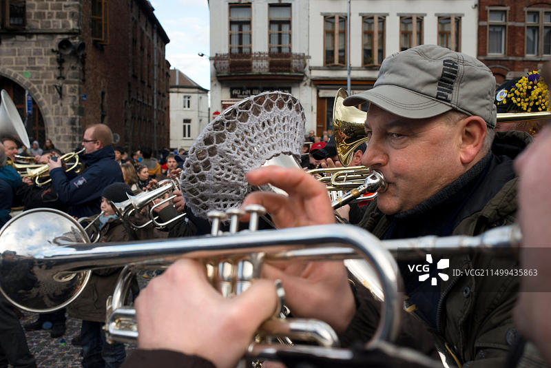 Binche狂欢节的音乐、舞蹈、派对和服装。瓦隆尼亚古老而具有代表性的文化活动图片素材