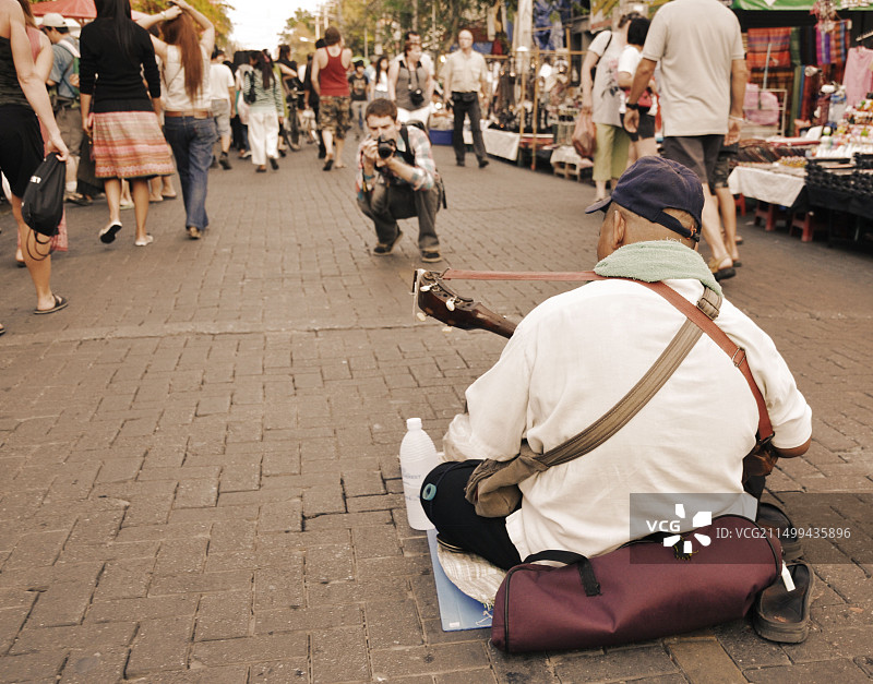 游客拍摄泰国街头艺人的照片图片素材