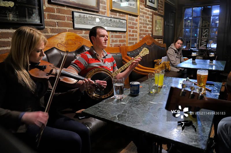 英国北爱尔兰贝尔法斯特：1711年老酒吧内的传统音乐会图片素材