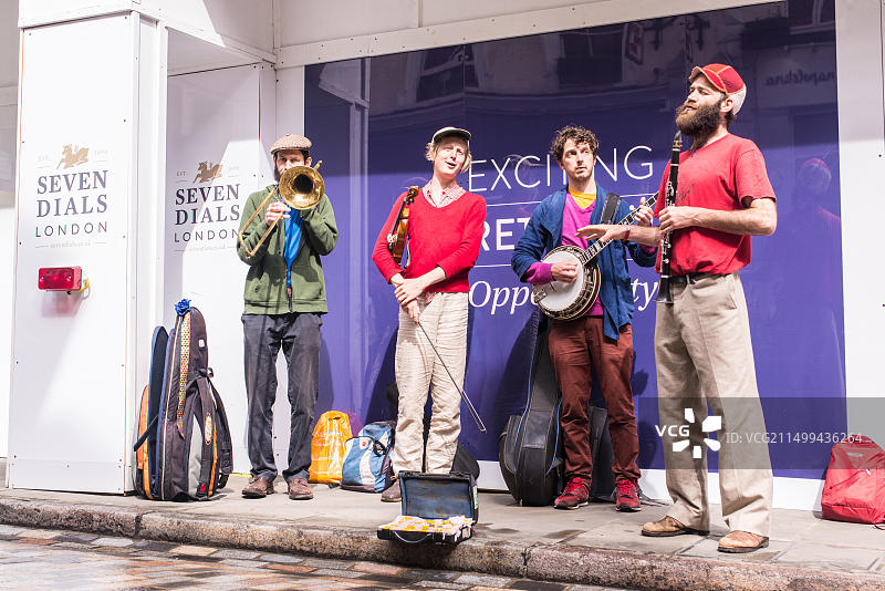 伦敦七表盘街头艺术节期间的四重奏铜管乐队图片素材