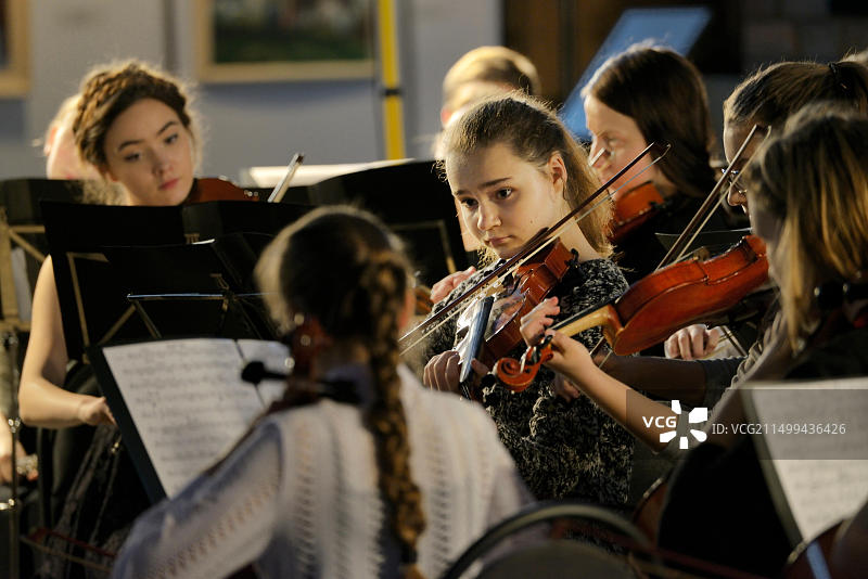 拉脱维亚里加圣彼得教堂内的青年管弦乐队图片素材