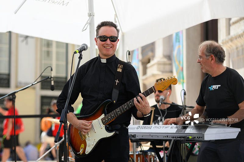 在葡萄牙里斯本举行的2023年世界青年日期间，包括一位天主教神父在内的乐队在圣罗克教堂附近举行音乐会图片素材