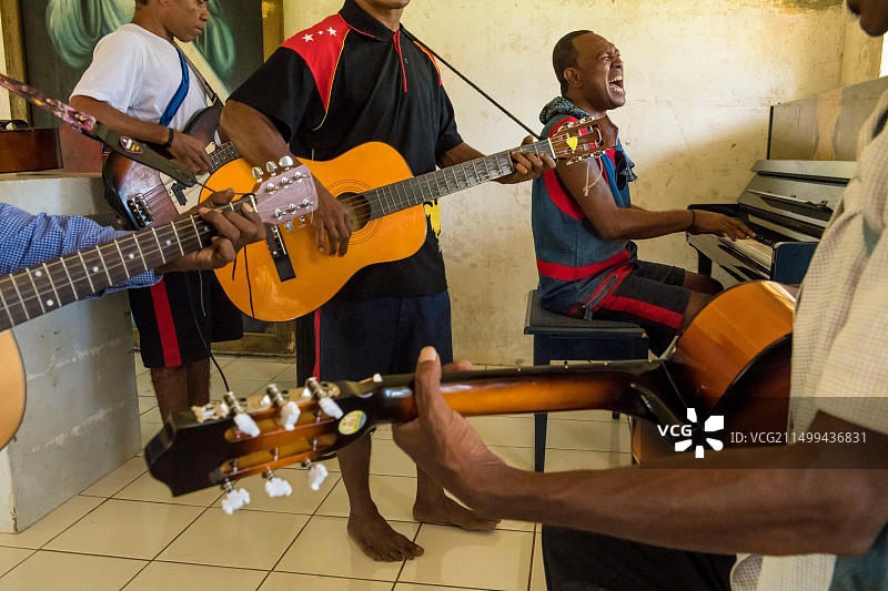 巴布亚新几内亚，巴布亚湾，国家首都区，莫尔兹比港市，博马纳监狱，最高安全区，星期日弥撒期间的音乐家图片素材