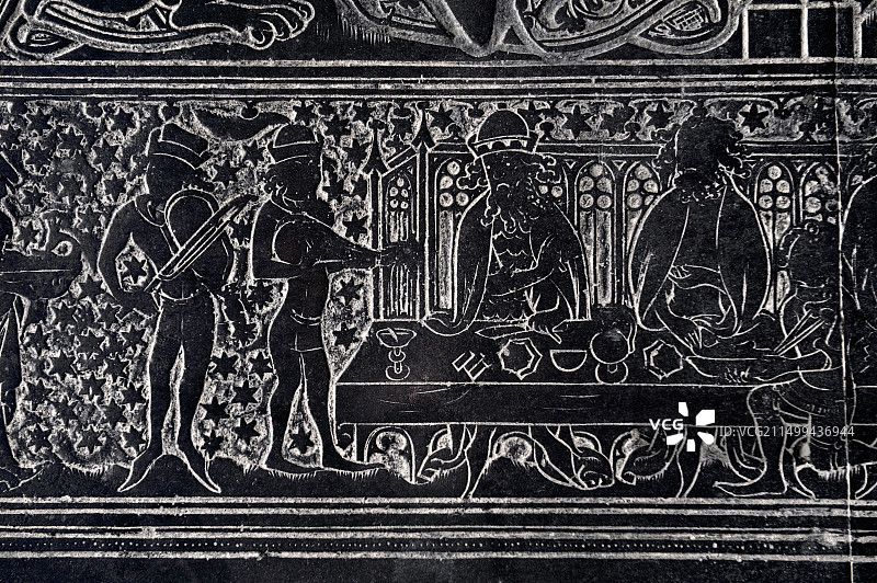 细节：1364年中世纪纪念黄铜，被称为布朗什黄铜。英国金斯林圣玛格丽特教堂，宴会上的吟游诗人图片素材