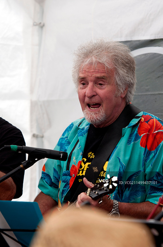 男人唱歌和弹尤克里里图片素材