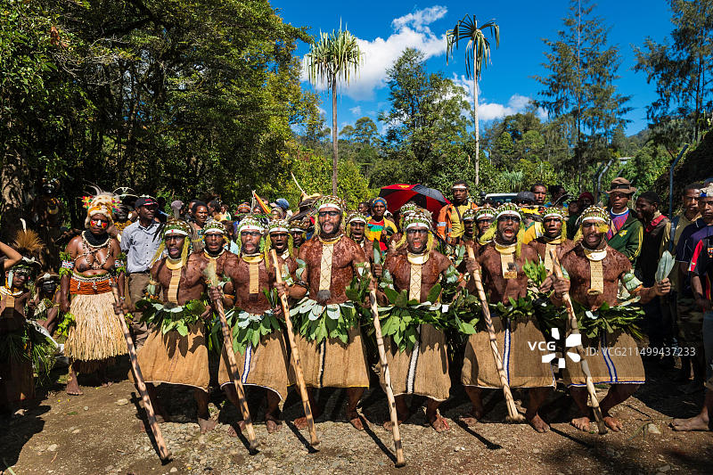巴布亚新几内亚恩加省，恩加部落，恩加展览，瓦巴格地区，盛装打扮的舞者前往瓦巴格展览竞技场参加传统歌舞表演图片素材