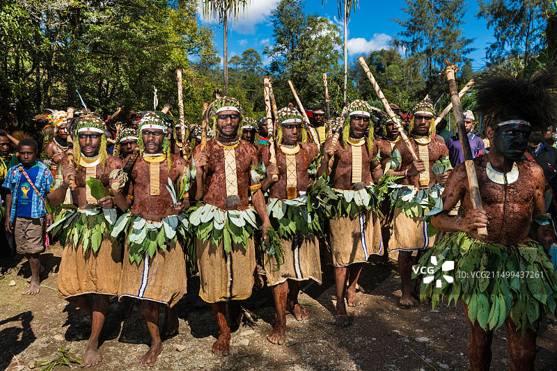 巴布亚新几内亚恩加省,恩加部落,恩加展览,瓦巴格地区,盛装打扮的舞者前往瓦巴格展览竞技场参加传统歌舞表演图片素材