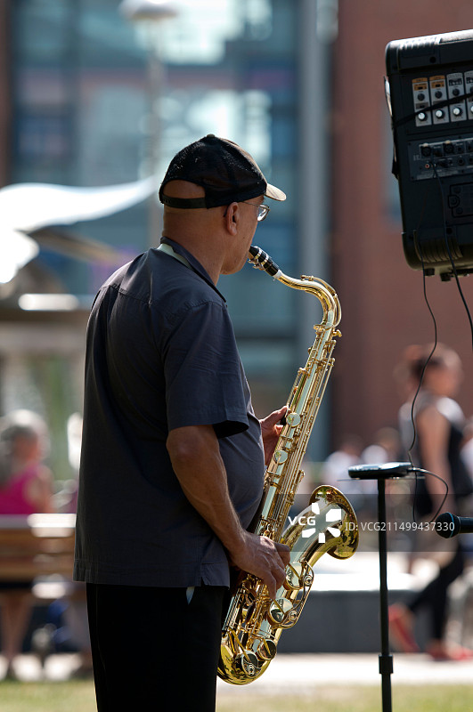 英国斯特拉特福的萨克斯街头艺人图片素材