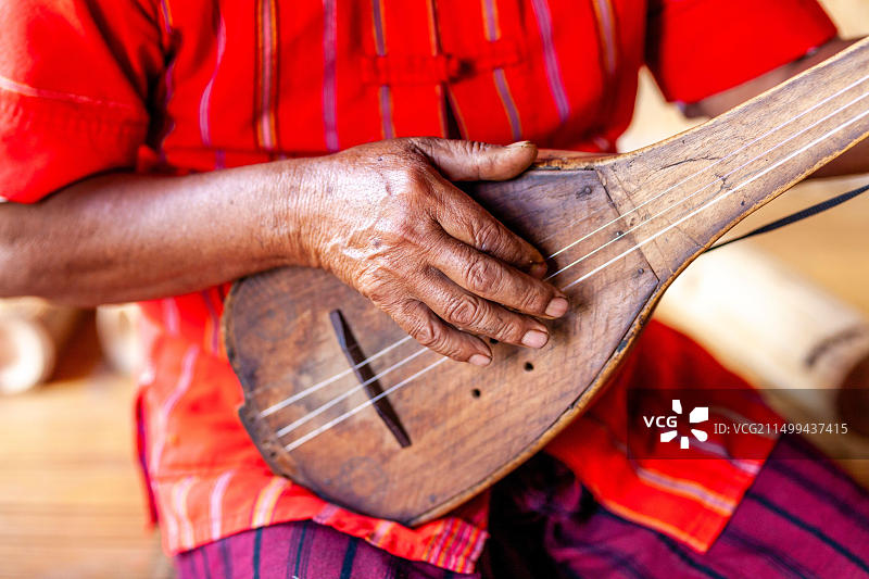缅甸克耶邦垒固的克耶族男子在演奏吉他图片素材