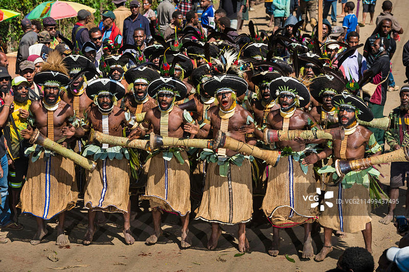 巴布亚新几内亚恩加省，恩加部落，恩加展览，瓦巴格地区，盛装打扮的舞者前往瓦巴格展览竞技场参加传统歌舞表演图片素材