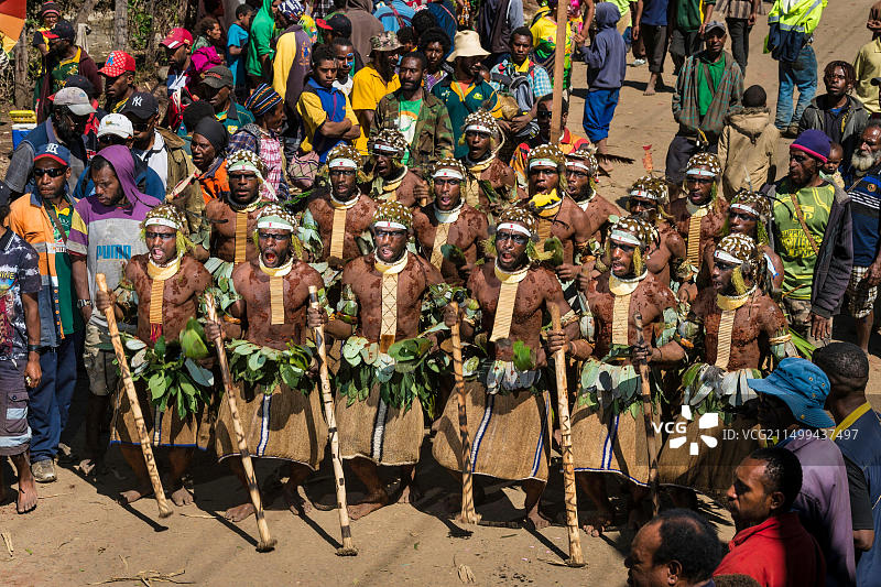 巴布亚新几内亚恩加省，恩加部落，恩加展览，瓦巴格地区，盛装打扮的舞者前往瓦巴格展览竞技场参加传统歌舞表演图片素材