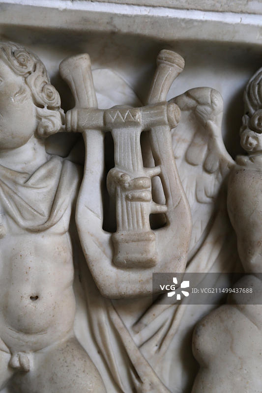 罗马艺术：石棺前镶板，饰有浮雕，爱神演奏乐器，梵蒂冈博物馆图片素材