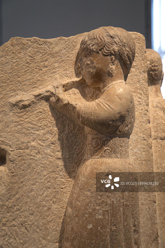 奥莱特里斯（演奏奥洛斯的长笛女子）。西班牙塞维利亚奥苏纳的伊比利亚浮雕，公元前3-2世纪。马德里国家考古博物馆图片素材