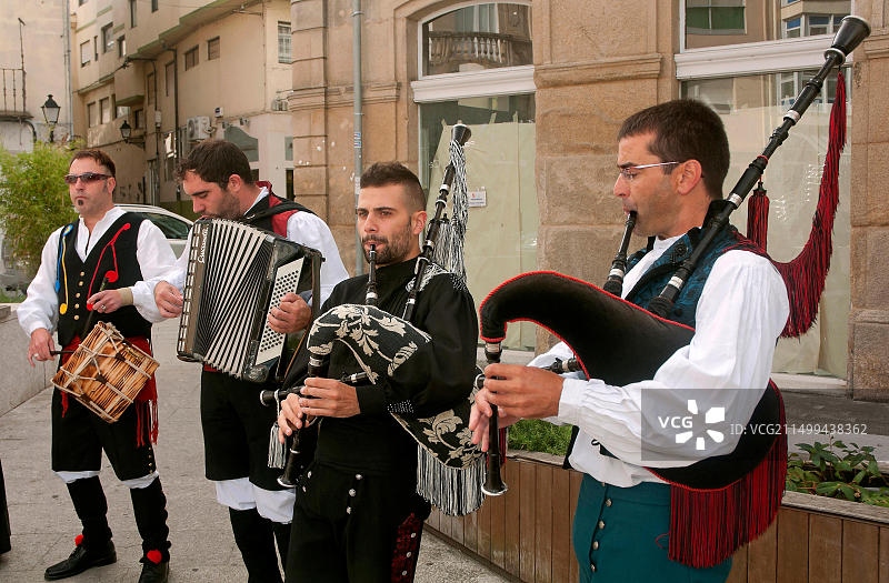 西班牙加利西亚地区蒙福特德莱莫斯圣母节的传统音乐家图片素材