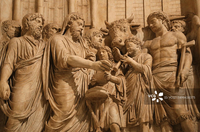 纪念神圣的马可·奥勒留（公元161-180年）的纪念碑浮雕。在朱庇特卡皮托利努斯神庙前献祭。图片素材