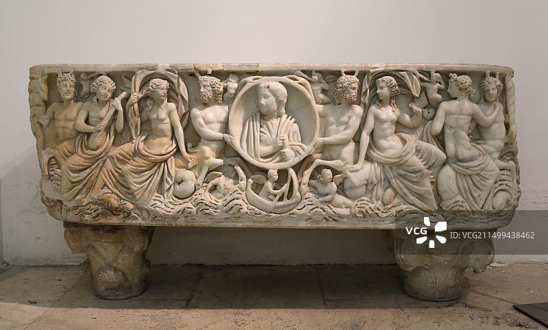 昆塔·弗拉维亚·塞维里纳石棺。带有涅瑞伊得斯和特里同的浮雕。公元3世纪。来自罗马。卡比托利欧博物馆。罗马。图片素材