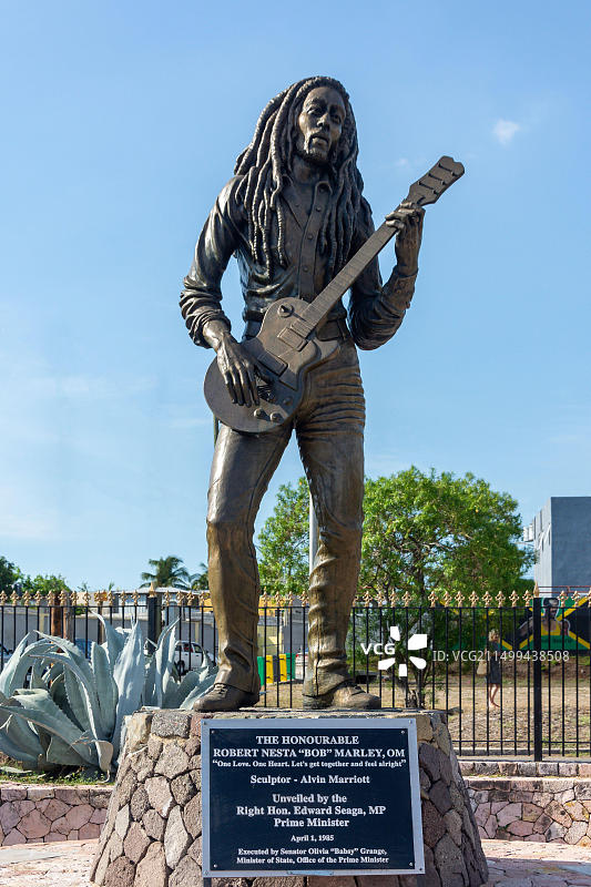 牙买加金斯敦独立公园的鲍勃·马利雕像图片素材