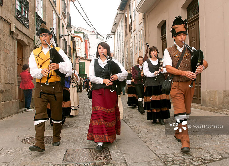 西班牙加利西亚地区蒙福特德莱莫斯圣母节的传统音乐家图片素材