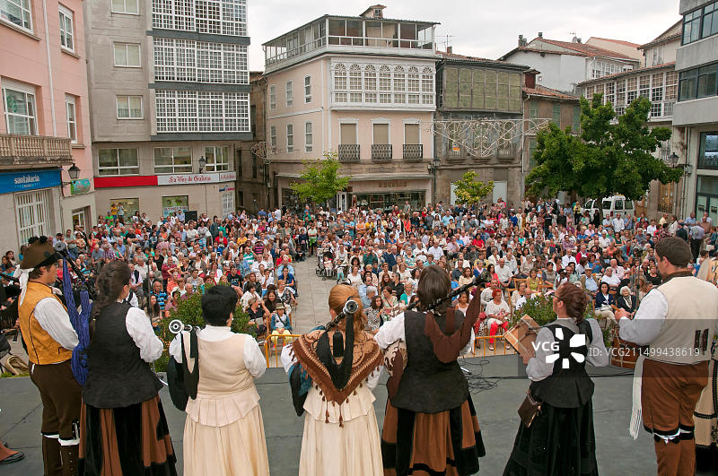 蒙塞拉特圣母节的传统民俗表演，西班牙加利西亚卢戈省蒙福特德莱莫斯地区图片素材