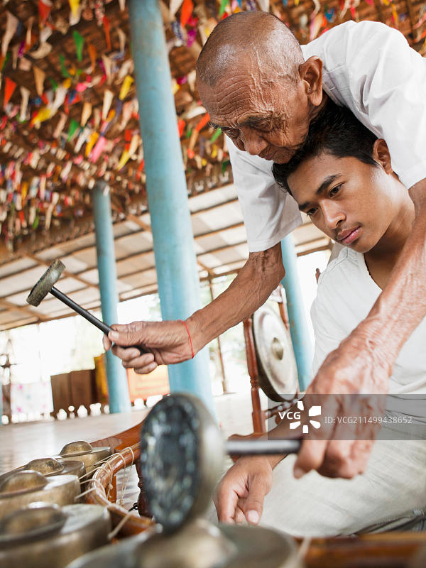 柬埔寨暹粒的灵斯雷大师教学生贡旺图片素材
