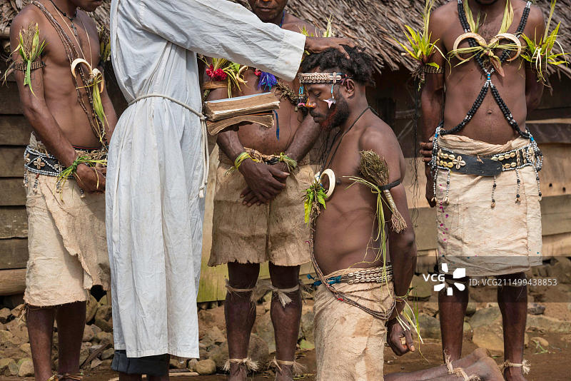 巴布亚新几内亚新不列颠岛西新不列颠省格洛斯特角地区金贝地区里尔门村天主教弥撒与排箫传统音乐团体图片素材