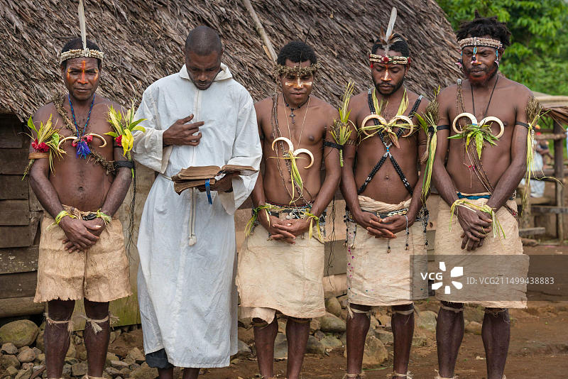 巴布亚新几内亚新不列颠岛西新不列颠省格洛斯特角地区金贝地区里尔门村天主教弥撒与排箫传统音乐团体图片素材