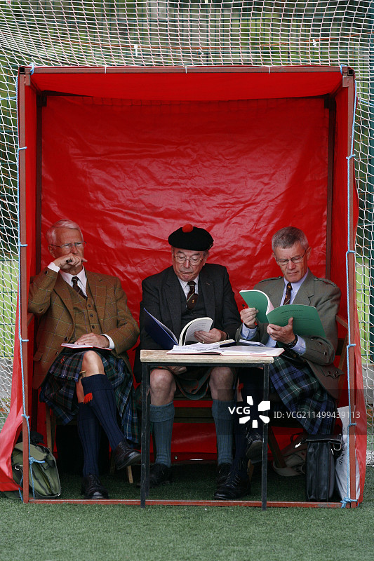 苏格兰德拉姆纳德罗希特高地运动会风笛比赛评委图片素材