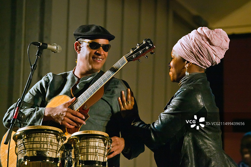 印度艾莉与劳尔·米敦在花园舞台上演唱 - 2011年第54届蒙特雷爵士音乐节图片素材