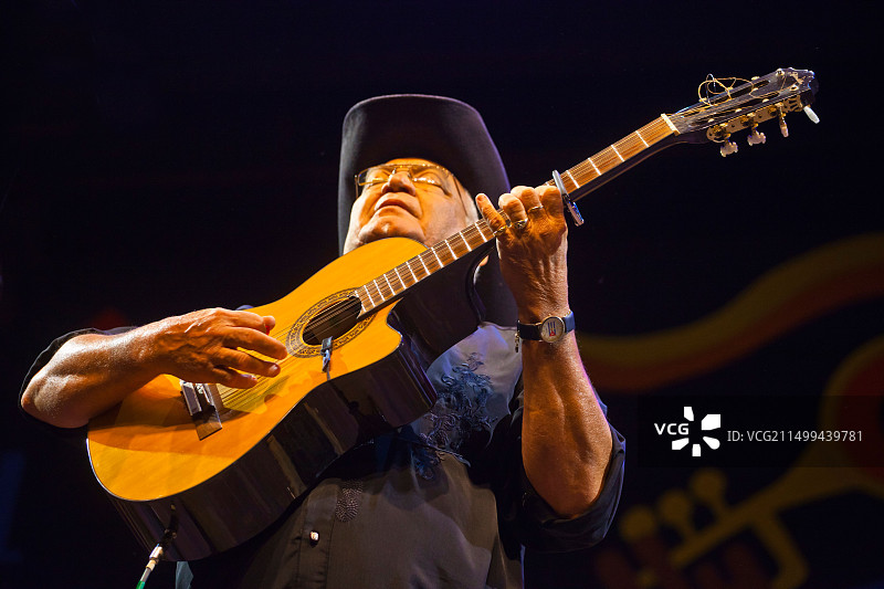 埃里亚德斯·奥乔亚在蒙特雷爵士音乐节上与博纳维斯塔社交俱乐部乐队合作演奏吉他图片素材