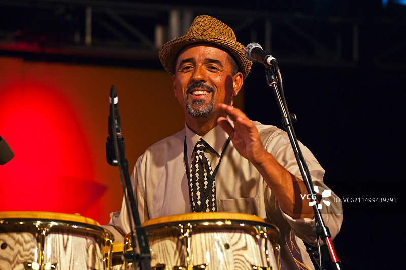 约翰·桑托斯六重奏在夜总会表演图片素材