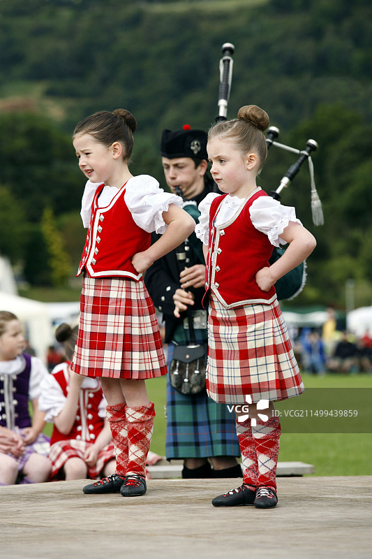 苏格兰高地舞蹈：格兰欧克哈特高地聚会和运动会，苏格兰德拉姆纳德罗希特图片素材