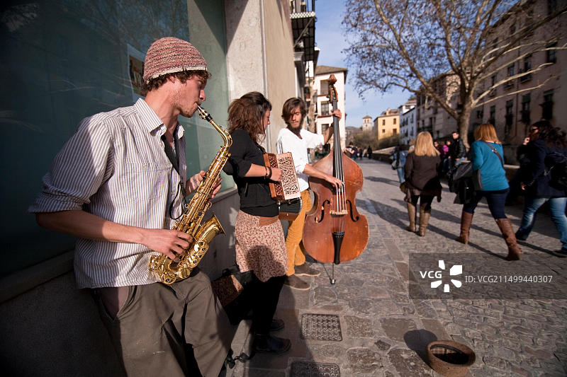 西班牙格拉纳达达罗河畔的街头音乐家图片素材