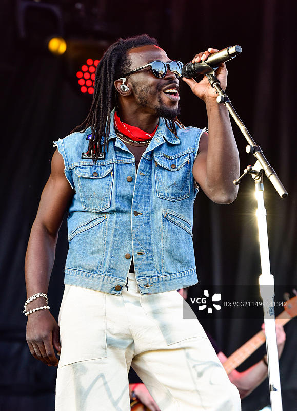 2022年5月13日，美国加利福尼亚州雷东多海滩：Black Pumas乐队的Eric Burton在BEACHLIFE音乐节第一天登台图片素材